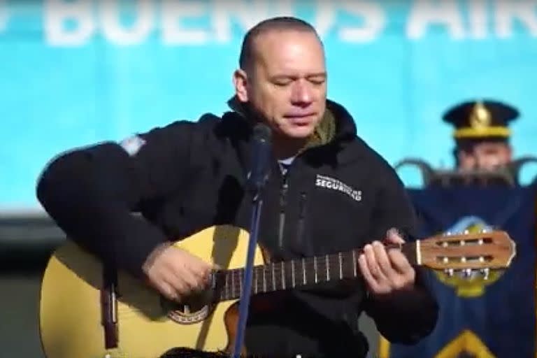 Sergio Berni tocando la guitarra