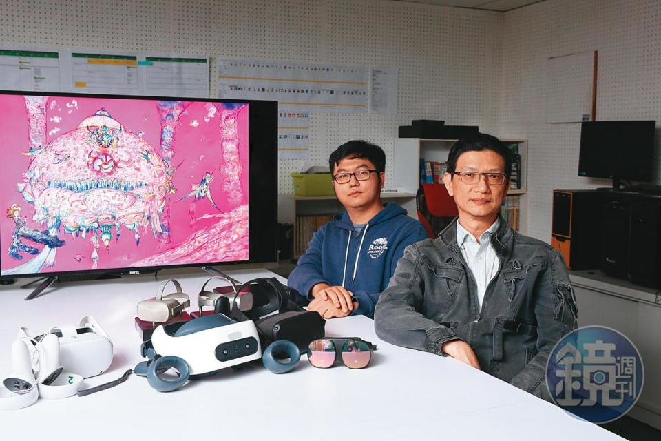 台灣邦鼎科技負責VR技術建立與研發，將上百幅天野喜孝的畫作3D重現，圖為總經理吳雲中（右）、資深程式設計師袁門雋（左）。