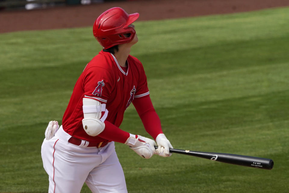 Shohei Ohtani, de los Angelinos de Los Ángeles, dispara un jonrón solitario en la tercera entrada del juego de pretemporada ante los Rojos de Cincinnati, el lunes 15 de marzo de 2021, en Tempe, Arizona. (AP Foto/Matt York)