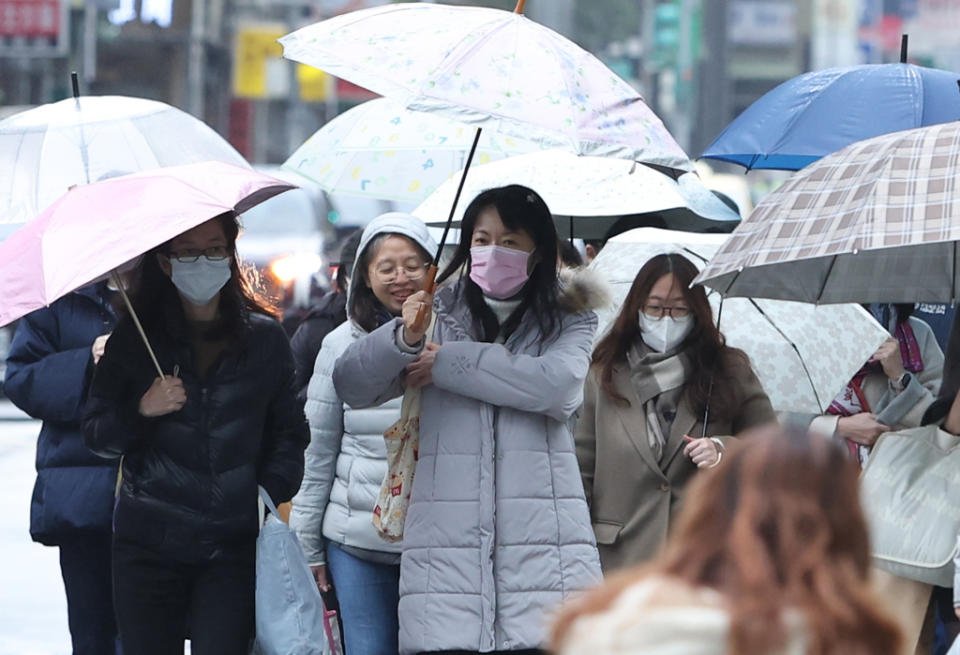 這波寒流讓全台多個高地都下雪，連南部也剩下10度低溫，威力強大。(圖／陳俊吉攝)