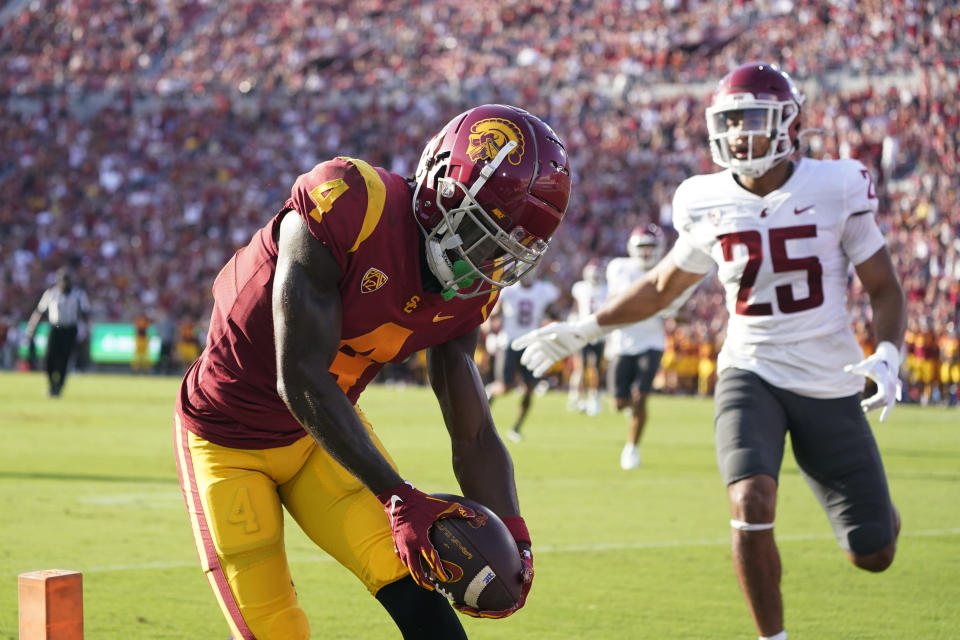 Southern California wide receiver Mario Williams (4) scores a touchdown past Washington State defensive back Jaden Hicks (25) during the first half of an NCAA college football game Saturday, Oct. 8, 2022, in Los Angeles. (AP Photo/Marcio Jose Sanchez)