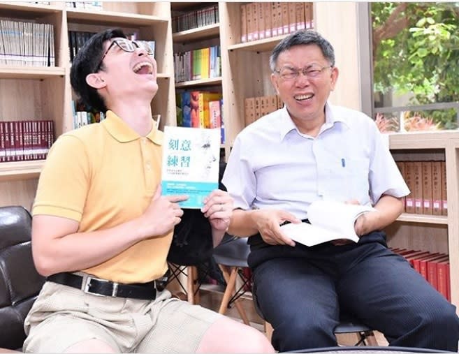 台北市長柯文哲出席活動，與脫口秀節目主持人曾博恩分享閱讀經驗。   圖：擷取自柯文哲IG