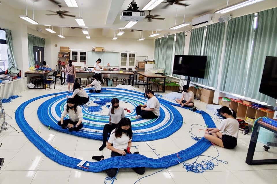 地景藝術作品「天空織鏡」，由策展人陳宣誠與國立臺東女中共同創作，師生歷時45天，日以繼夜手工編織，完成直徑9公尺的巨型工藝品。