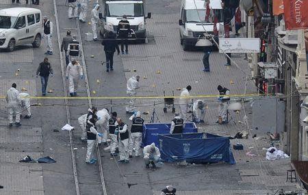 Police forensic experts inspect the area after a suicide bombing in a major shopping and tourist district in central Istanbul March 19, 2016. REUTERS/Ismail Coskun/Ihlas News Agency