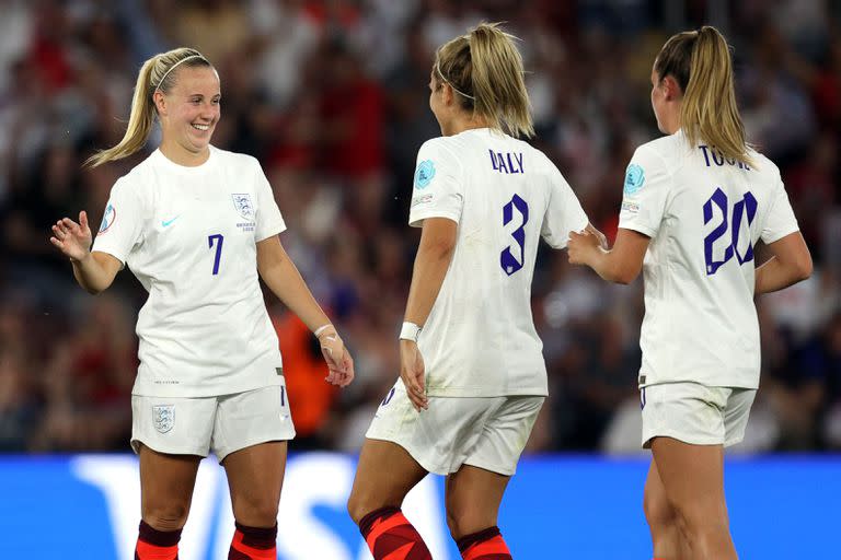 Beth Mead, Rachel Daly y Ella Toone festejan uno de los ocho goles que la selección inglesa le hizo a Noruega.