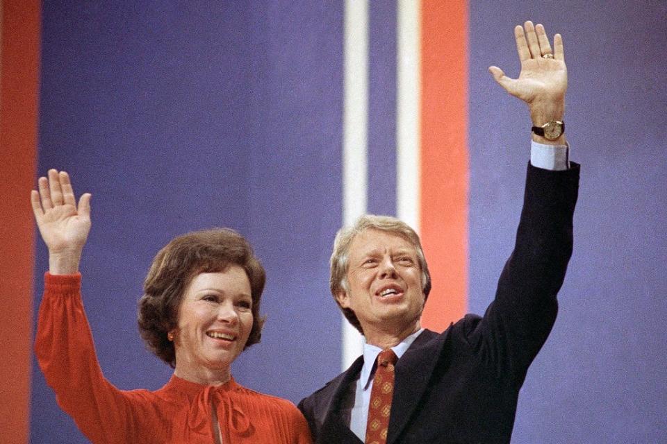 1976年7月15日，卡特在民主黨全國代表大會獲提名為總統候選人，與羅莎琳共同向群眾致意。美聯社