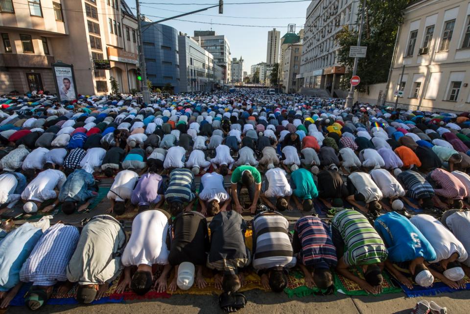 <span>Russian Muslims pray outside the central mosque in Moscow on July 28, 2014 during celebrations of Eid al-Fitr marking the end of the fasting month of Ramadan</span><div><span>DMITRY SEREBRYAKOV</span><span>AFP</span></div>