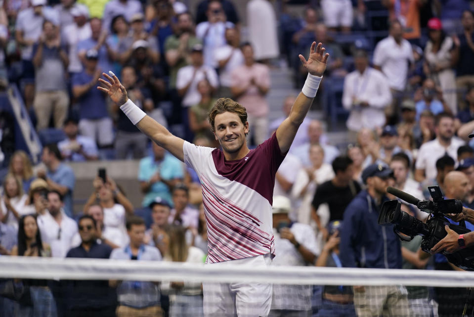 El noruego Casper Ruud festeja tras imponerse sobre el ruso Karen Khachanov en la semifinal del Abierto de Estados Unidos, el viernes 9 de septiembre de 2022 (AP Foto/Charles Krupa)