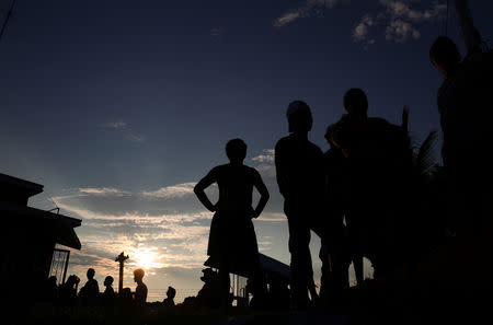 Migrants, part of a caravan of thousands from Central America en route to the United States, rest on the roadside in Tapanatepec, Mexico, October 28, 2018. REUTERS/Hannah McKay