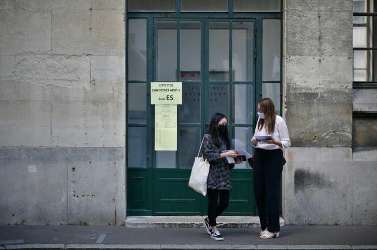 Des élèves masquées viennent récupérer leurs notes du baccalauréat au lycée Jean-de-la-Fontaine, à Paris, le 7 juillet 2020  - Martin BUREAU © 2019 AFP