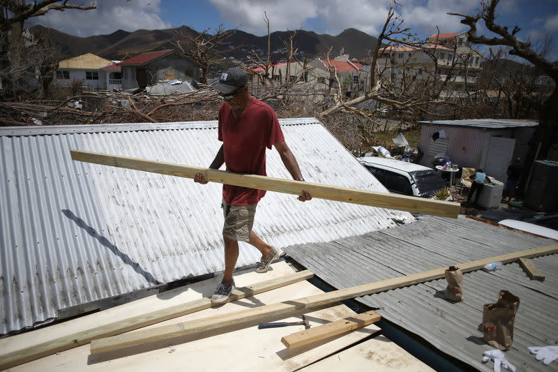 Des commerces commencent à rouvrir et, autre signe d'espoir pour les habitants, l'arrivée du navire de la Marine nationale a coïncidé avec la reprise des vols commerciaux à l'aéroport de Grand-Case, dans la partie française de Saint-Martin. /Photo prise le 17 septembre 2017/REUTERS/Andres Martinez