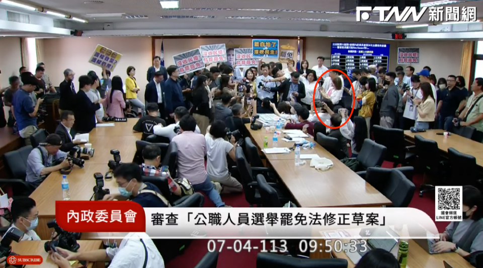 民進黨受訪時，陳智菡（紅框處）也持續拿著手機對綠委們開直播。（圖／國會頻道）