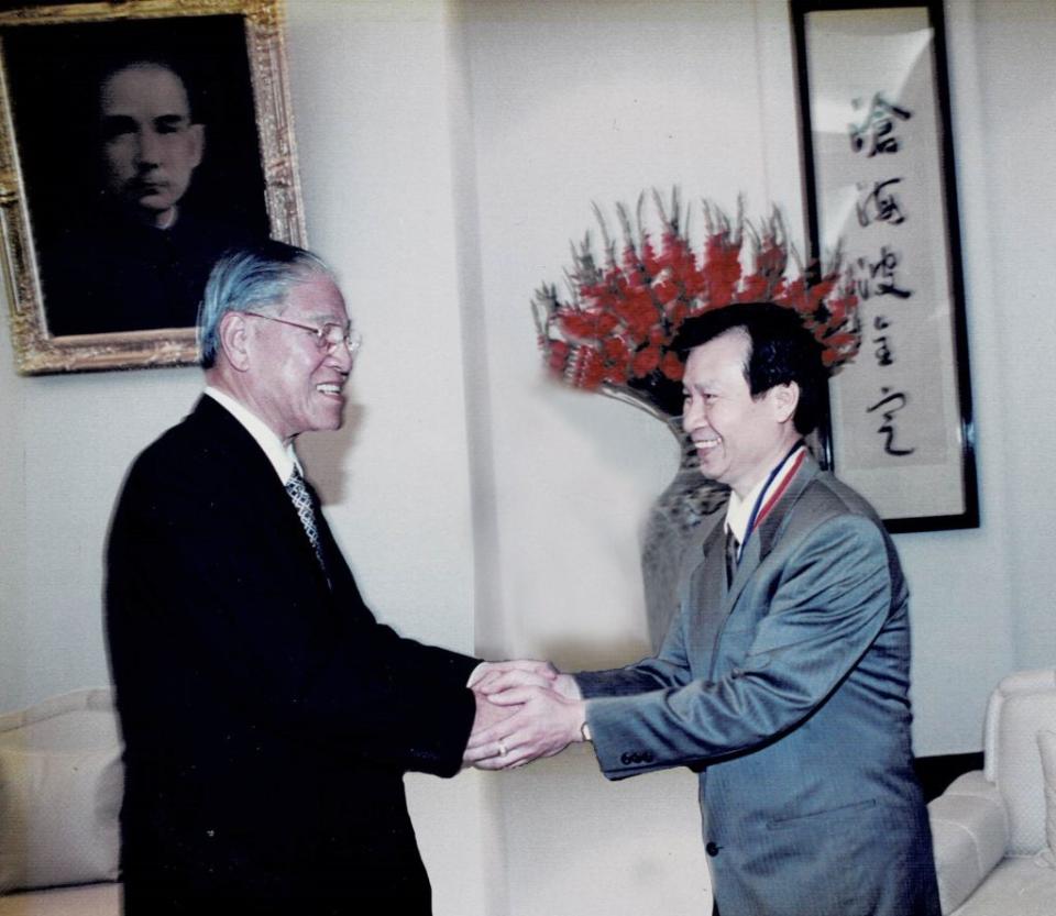 1995李登輝總統頒發詩學獎章與作者合影。