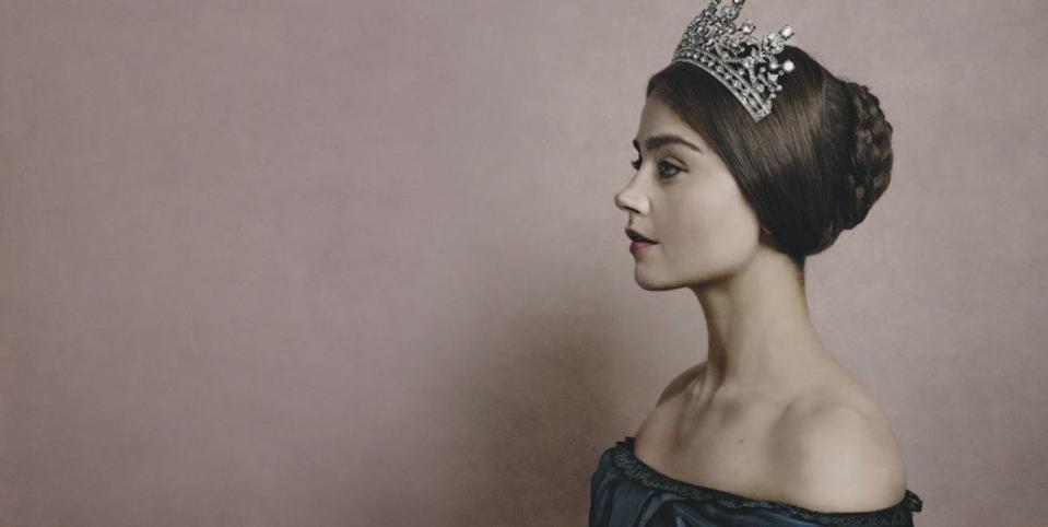 Um die jungen Jahre der Königin, die 1901 81-jährig verstarb, dreht sich auch die Hochglanz-Serie "Victoria", die in Deutschland von Sky vertrieben wird. Darin macht Jenna Coleman (im Bild) ihre Sache als 18-jährige Victoria gar nicht schlecht. Die beste Film-Victoria ist und bleibt jedoch ... (Bild: ITV / Sky)