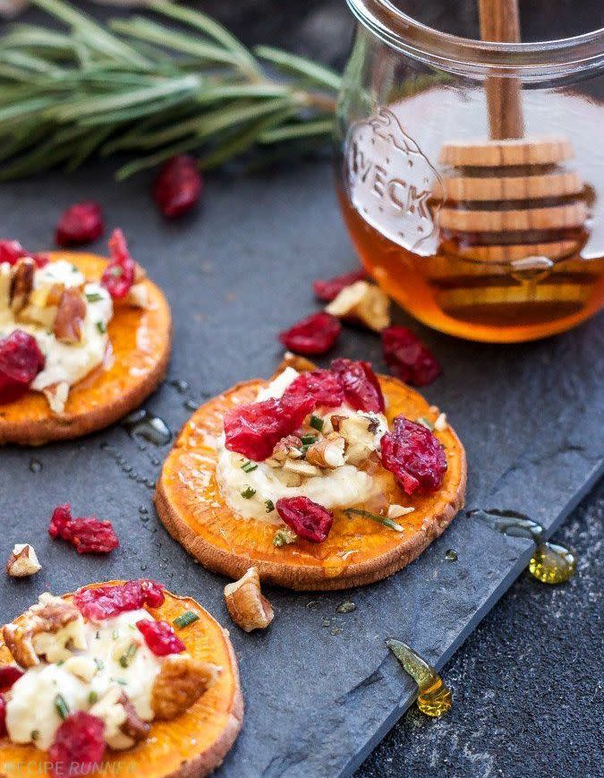 Canapés de patate douce, fromage de chèvre, canneberges et noix de pécan