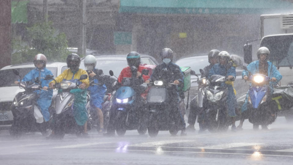 受低氣壓與熱帶性低氣壓影響，今日北部、中南部皆有可觀雨勢發生。資料照片，廖瑞祥攝