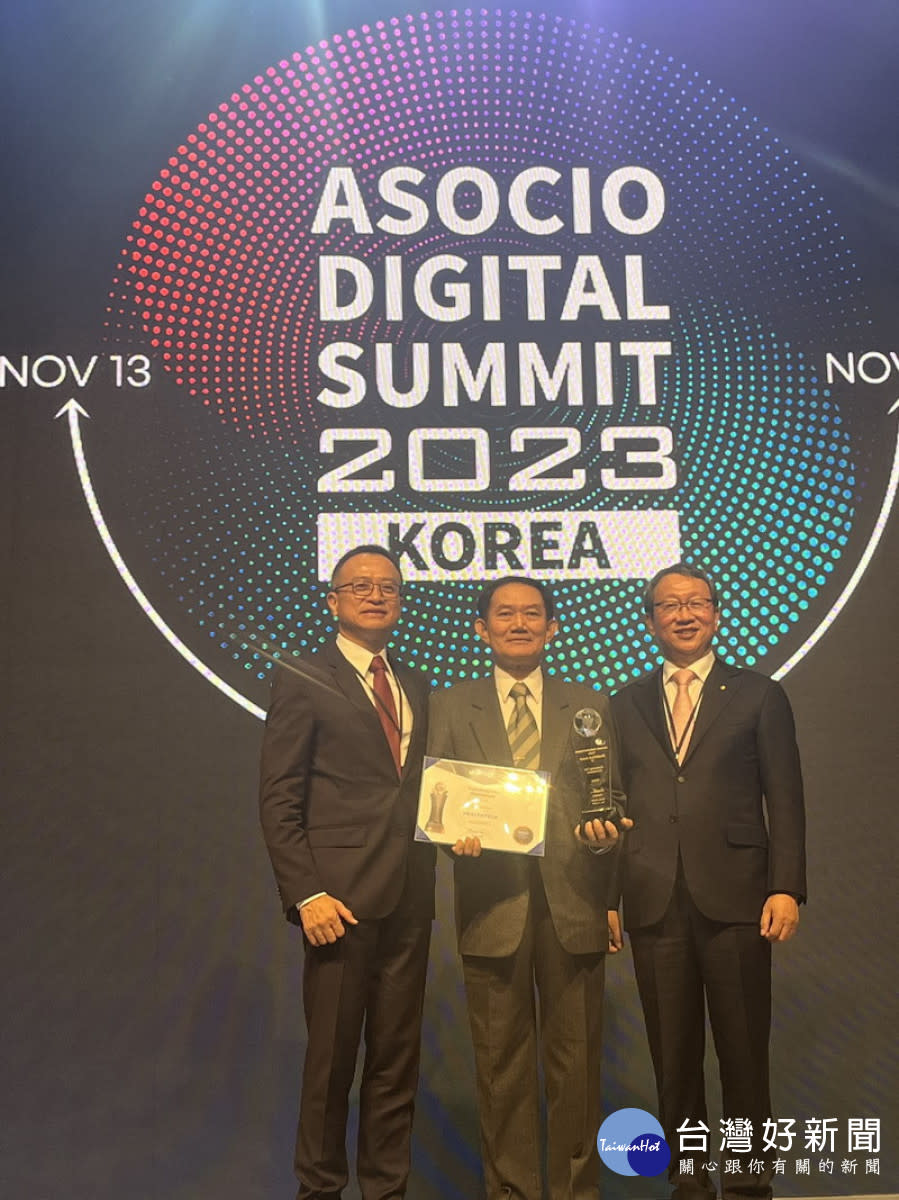 ▲高市府研考會主任秘書陳克文代表獲頒ASOCIO HealthTech Award(左：ASOCIO沈柏延會長中：研考會陳克文主任秘書右：韓國FKII會長：鄭鎭燮(音譯)。