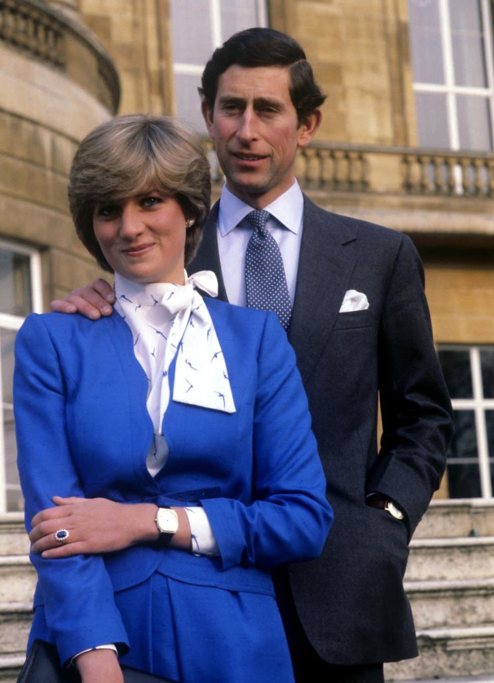 La princesa Diana y el príncipe Carlos en el Palacio de Buckingham el día que anunciaron su compromiso