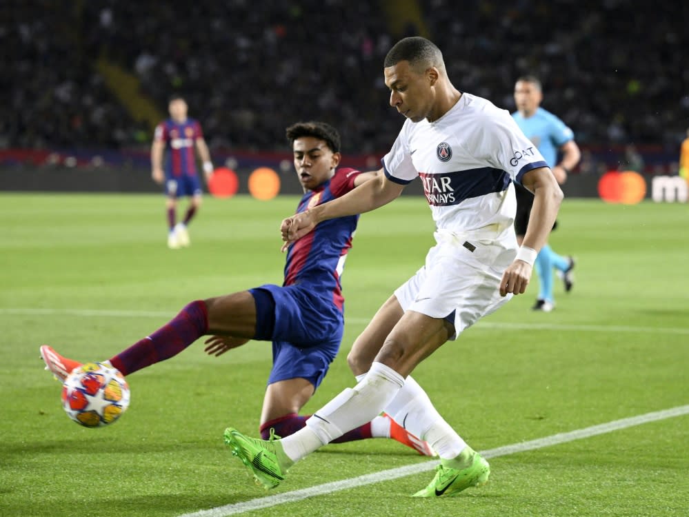 Teenager Lamine Yamal (l.) gegen Kylian Mbappe (JOSEP LAGO)