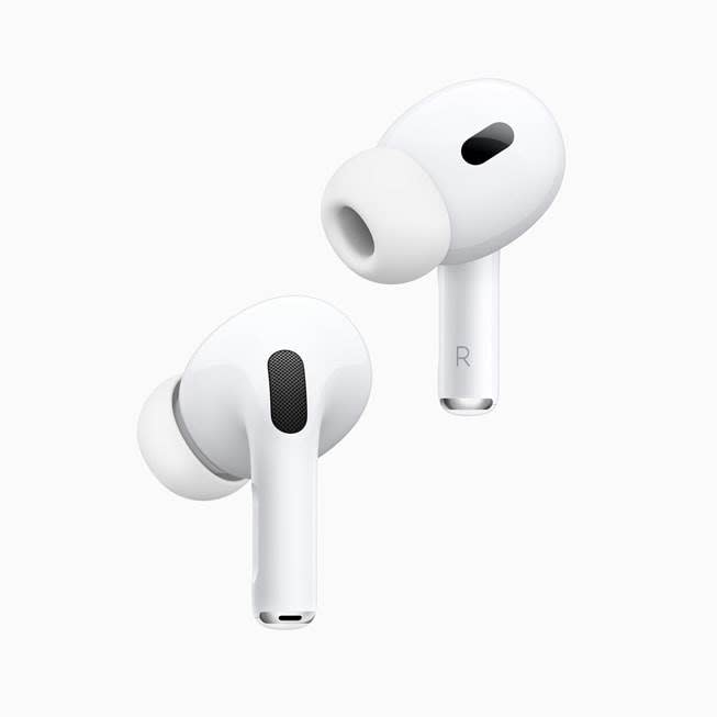 AirPods 系列新增了全新的增強功能，革新個人音訊體驗。圖片來源：Apple