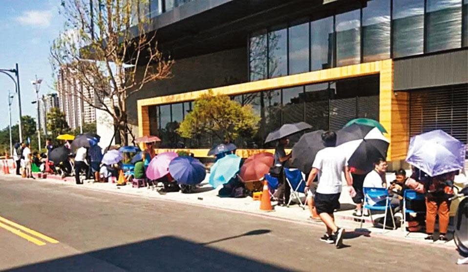 過去2年房市屢見排隊買房奇景，這種盛況今年恐難再現。（翻攝PTT）