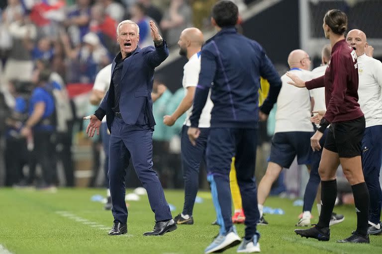 Didier Deschamps se queja en la final del Mundial Qatar 2022; el entrenador de Francia pareció disgustarse con el arbitraje, pero admitió la superioridad argentina.