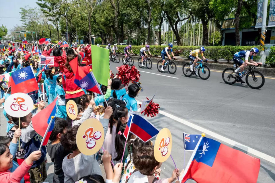 南投縣民熱情為環台賽選手加油。自由車協會提供