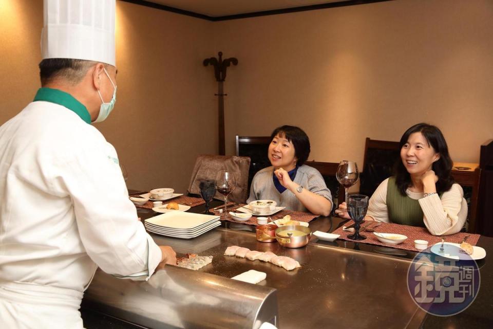 冠品鐵板燒主廚曹茗欽為林佳沛（右）、林玫芸（左）姊妹重現當年父親熱愛的鐵板美食。