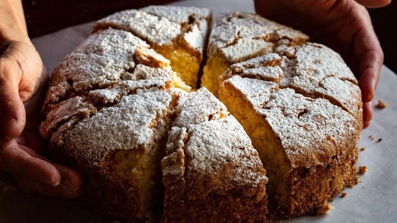 Torta sabbiosa sandy cake on plate