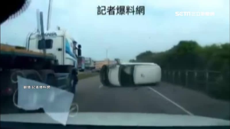 桃園三民路1台航空公務車失控自撞路邊護欄後翻覆。（圖／翻攝自記者爆料網）