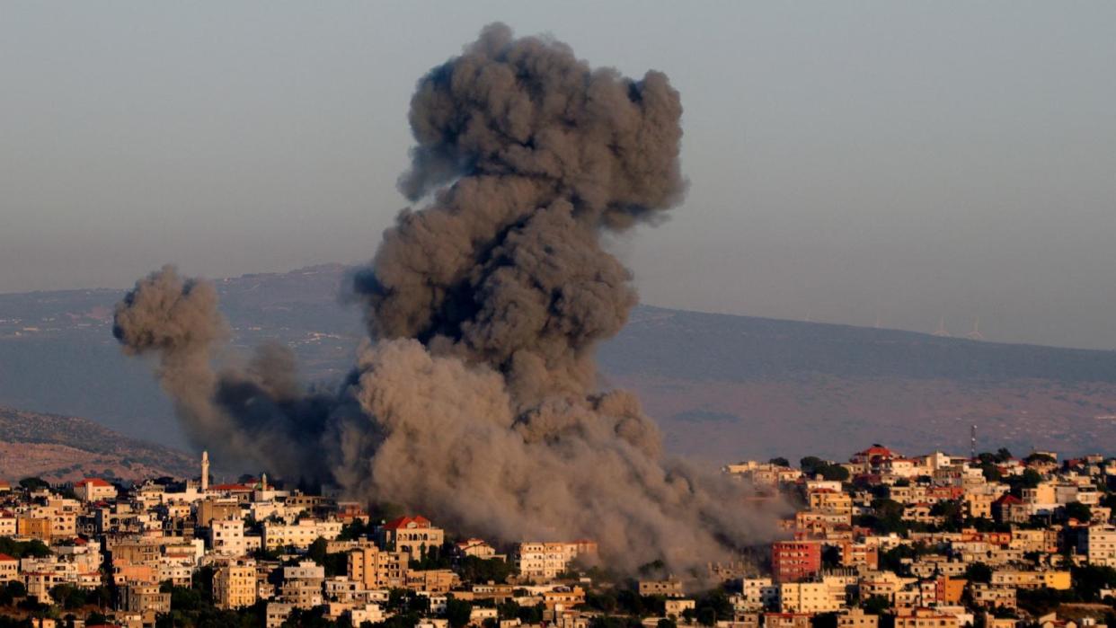 PHOTO: Black smoke billows following an Israeli air strike that targeted a house in the southern Lebanese village of Khiam near the Lebanese-Israeli border, June 21, 2024, amid ongoing cross-border clashes between Israeli troops and Hezbollah fighters.  (Rabih Daher/AFP via Getty Images)