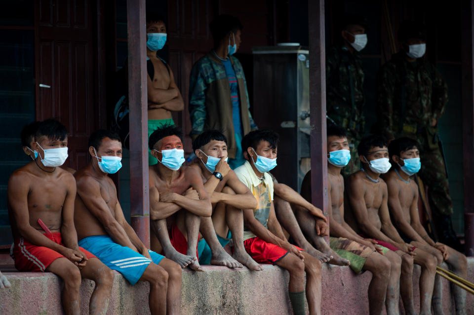 Se desconoce cómo llegó la Covid-19 a la región, pero los yanomamis señalan a los mineros ilegales que explotan sus tierras. (Foto: Andressa Anholete / Getty Images).