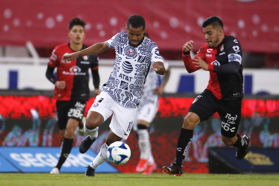 GUADALAJARA, MÉXICO - 20 DE FEBRERO: Giovani Dos Santos (L) de América lucha por el balón con Luis Reyes (R) de Atlas durante la séptima ronda del partido entre Atlas y América como parte del Torneo Guard1anes 2021 Liga MX en el Estadio Jalisco en febrero 20 de febrero de 2021 en Guadalajara, México. (Foto de Oscar Meza / Jam Media / Getty Images)