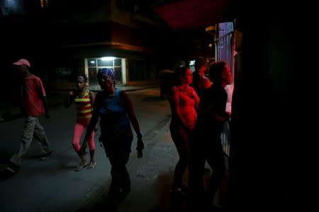 People buy soft drinks at a private shop in downtown Havana, April 12, 2016. REUTERS/Alexandre Meneghini