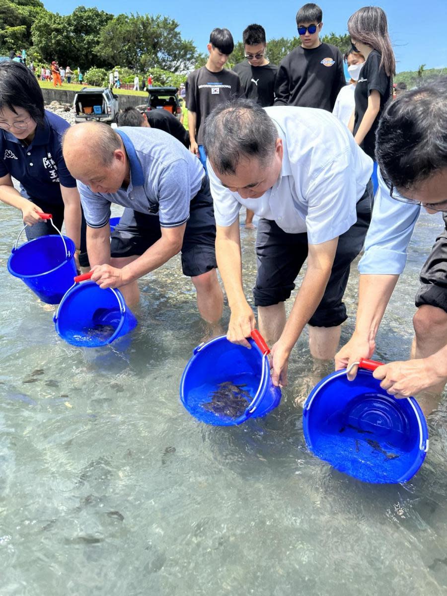 署長張致盛在宜蘭縣豆腐岬附近海域，帶領現場人員一同放流健康的斑石鯛等原生生態物種。（漁業署提供）