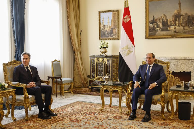 El secretario de Estado estadounidense, Antony Blinken, se reúne con el presidente egipcio, Abdel Fattah al-Sisi, en el palacio presidencial de al-Ittihadiya, en El Cairo, el lunes 30 de enero de 2023. 