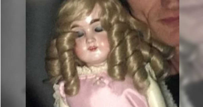 約克表示，看似沒有眼睛和嘴巴的娃娃其實會眨眼和有牙齒。（圖／翻攝自推特）