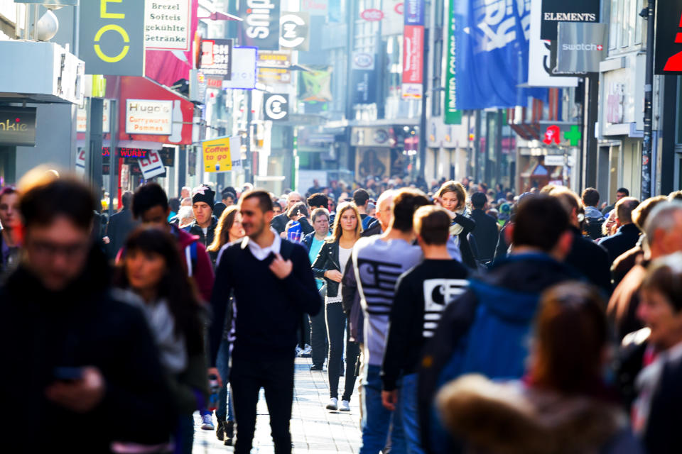 So dicht gedrängte Massen wie früher hier in der Fußgängerzone von Köln wird es wohl nicht so bald geben. (Bild: Getty)