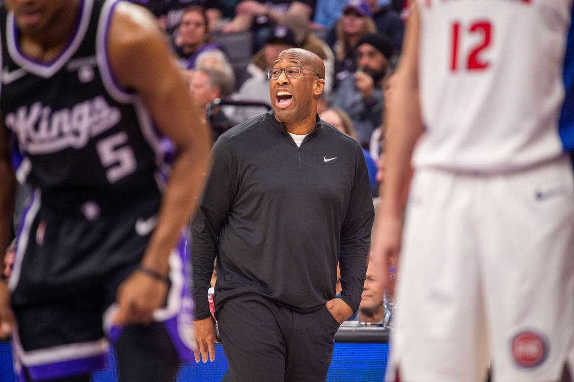 Sacramento Kings coach Mike Brown shouts to his player against the Detroit Pistons on Feb. 7 at Golden 1 Center.