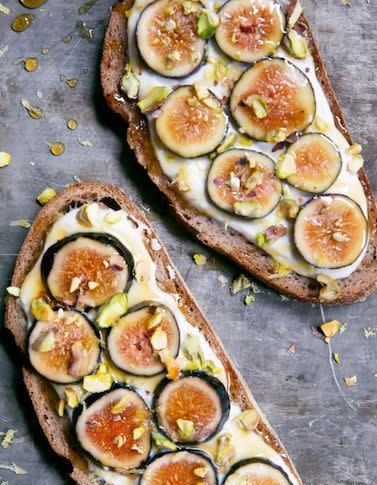 Tartines figues miel-citron ricotta et pistaches