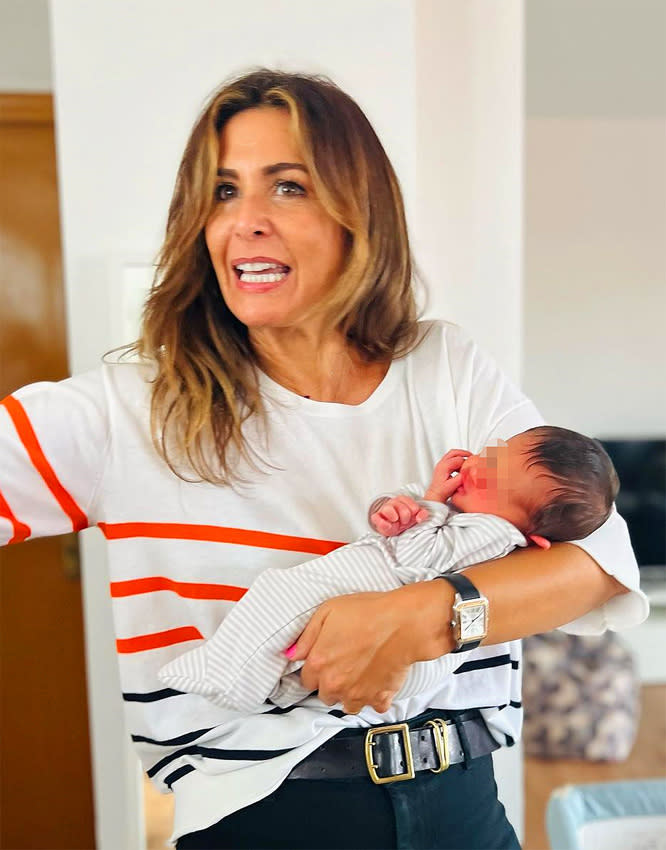 Nuria Roca con su sobrino recién nacido