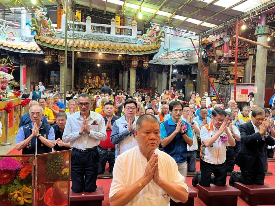 《圖說》今日是農曆五月初二文武大眾爺聖誕，新北市副市長劉和然上午代表市長前往參拜祝壽。〈民政局提供〉