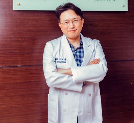 外科醫師江坤俊親身實驗網路瘋傳的「一根吸管提升血氧量」。（圖／翻攝自江坤俊醫師 臉書）