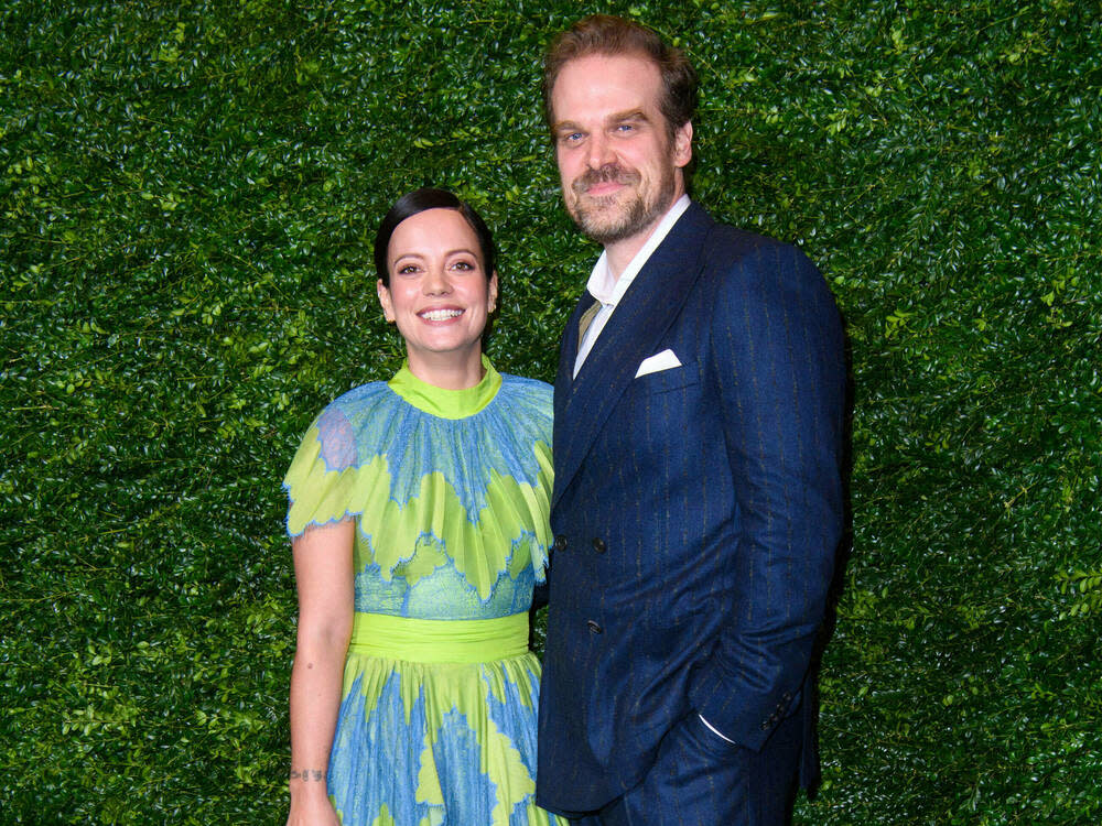 Lily Allen und David Harbour auf dem roten Teppich. (Bild: imago images/PA Images)