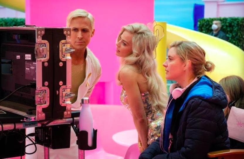 Ryan Gosling, Margot Robbie y Greta Gerwig en el set de Barbie (Crédito: Warner Bros.)