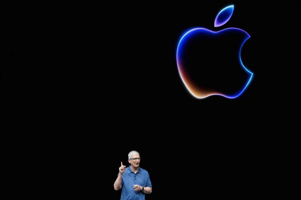 CEO Apple Tim Cook berbicara selama Konferensi Pengembang Seluruh Dunia (WDC) tahunan Apple di Cupertino, California pada 10 Juni 2024. (Foto oleh Nic Coury / AFP) (Foto oleh NIC COURY/AFP via Getty Images)