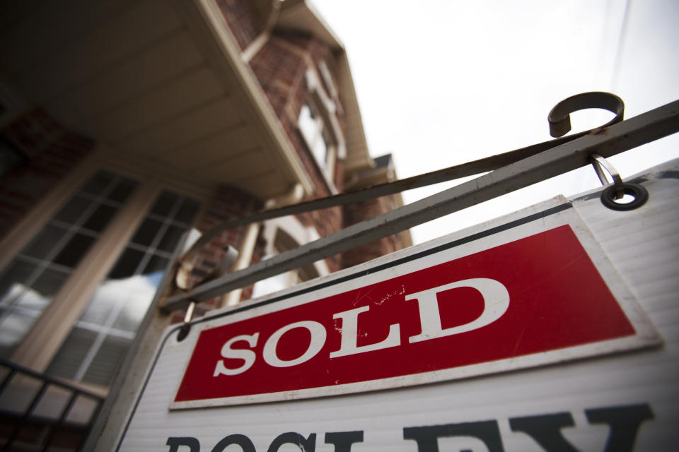 A sign indicating a house has been sold on the real estate market is seen in Toronto, April 9, 2009.  Canadian housing starts rose an unexpectedly strong 13.7 percent in March, breaking a six-month losing streak, but analysts said the recovery is likely to be temporary.   REUTERS/Mark Blinch (CANADA BUSINESS)