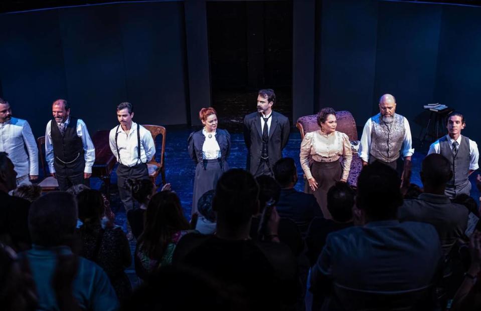 Terminada una de las funciones de “Hierro” en el Black Box Theater del Miami Dade County Auditorium, los actores saludan al público que aplaude de pie. 