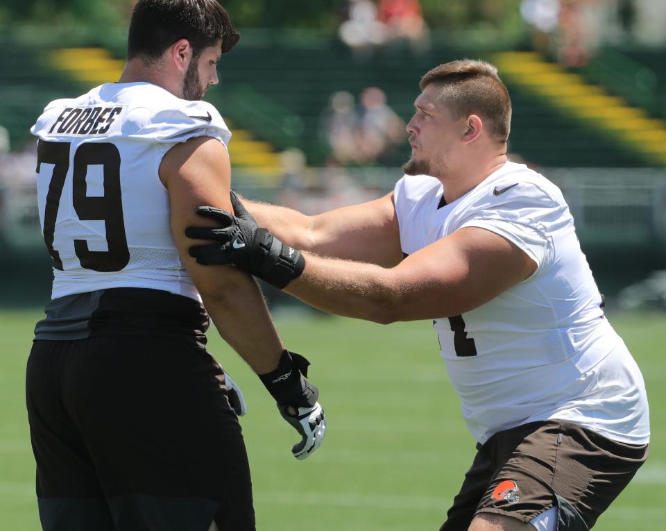 Browns offensive lineman Drew Forbes, left, and Wyatt Teller work on blocking techniques before practice on Monday, August 2, 2021 in Berea, Ohio, at CrossCountry Mortgage Campus. [Phil Masturzo/ Beacon Journal]