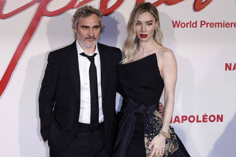 Joaquin Phoenix y Vanessa Kirby, en la alfombra roja de Napoleón